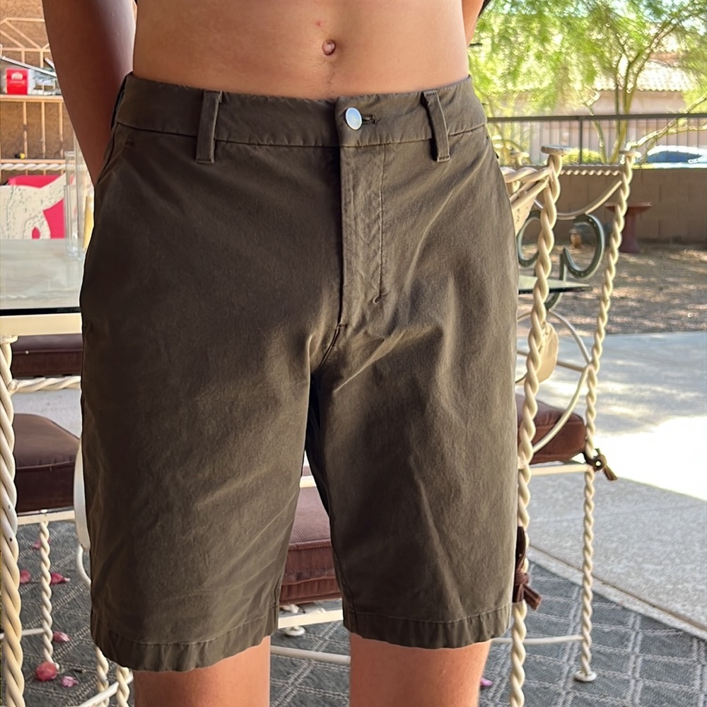 Men’s Lululemon Olive shorts. They are in good condition. model is 5’11”